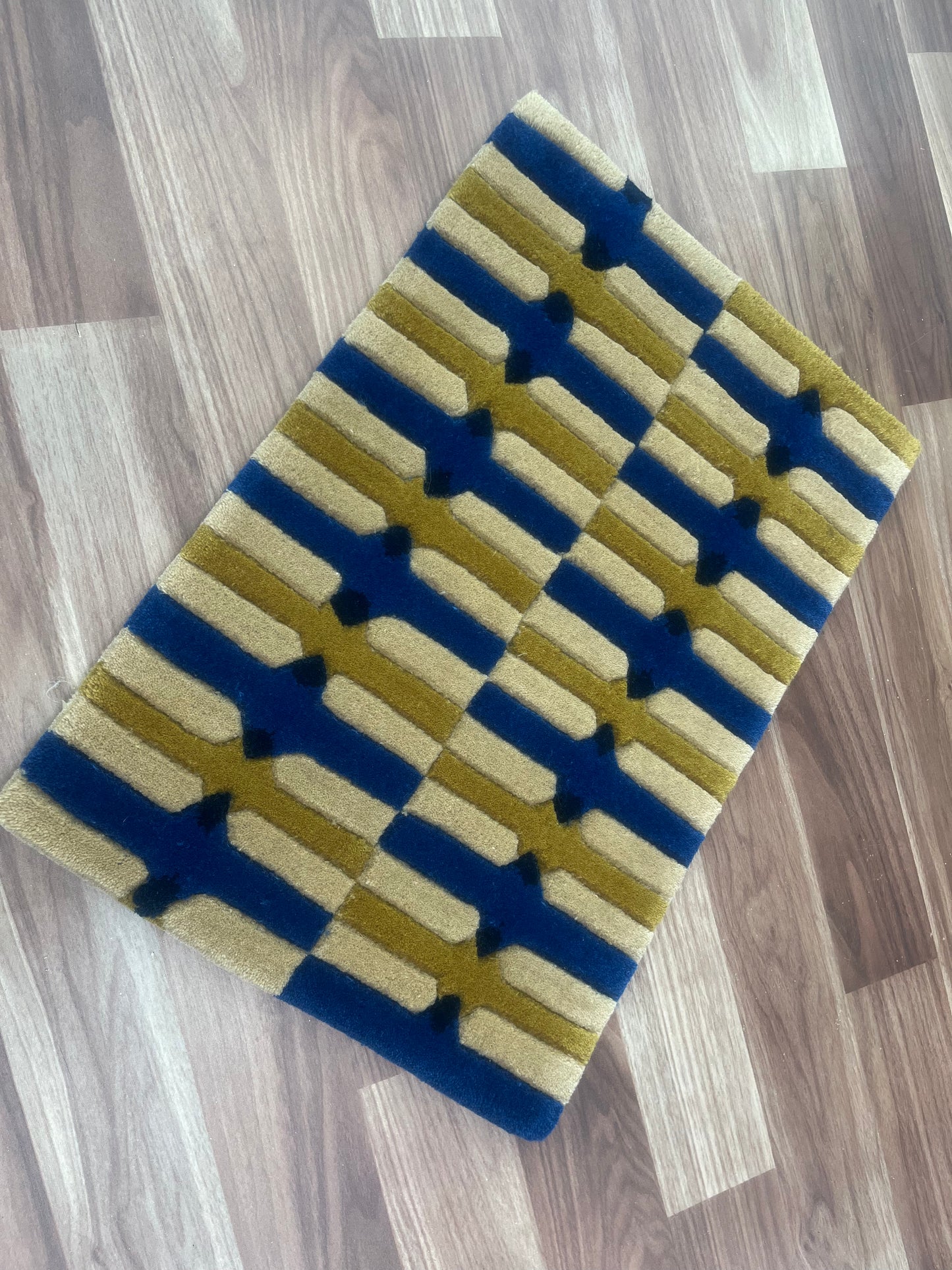 Hand Tufted Wool Shape Rug