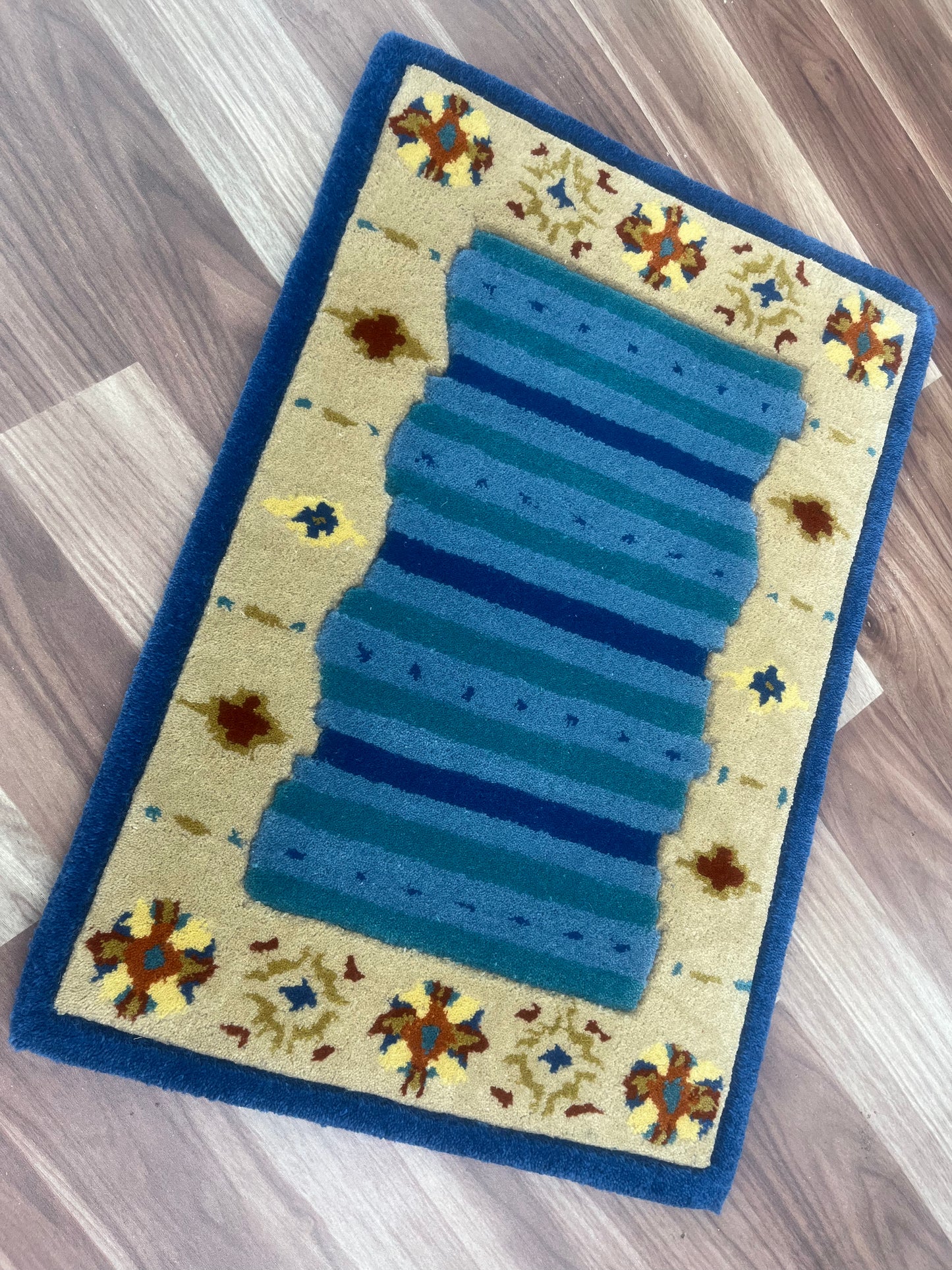 Hand Tufted Wool Shape Rug